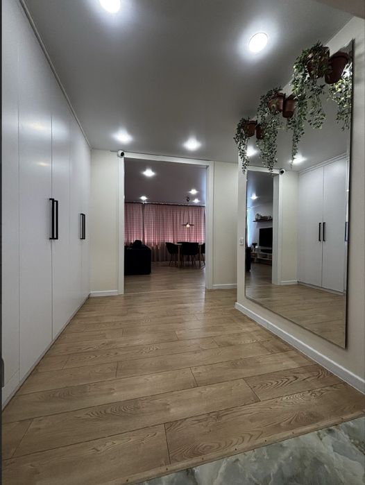 Центр міста! Сучасна трикімнатна квартира.