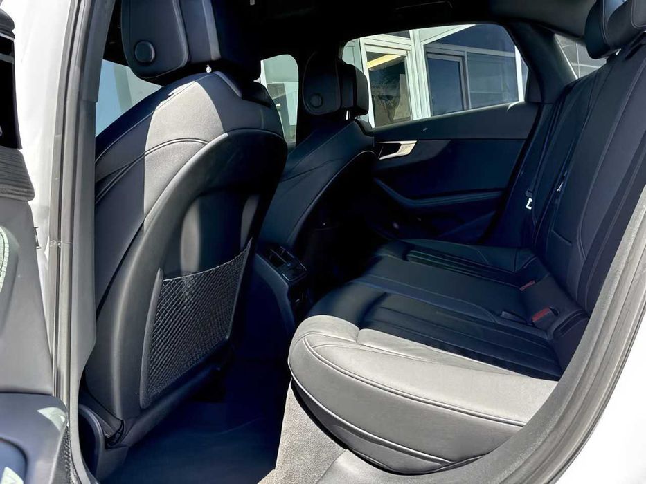 Audi A4      2023