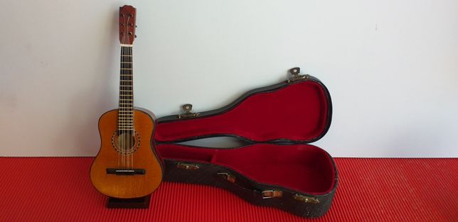 Miniaturowy model gitary akustycznej.Niderlandy.