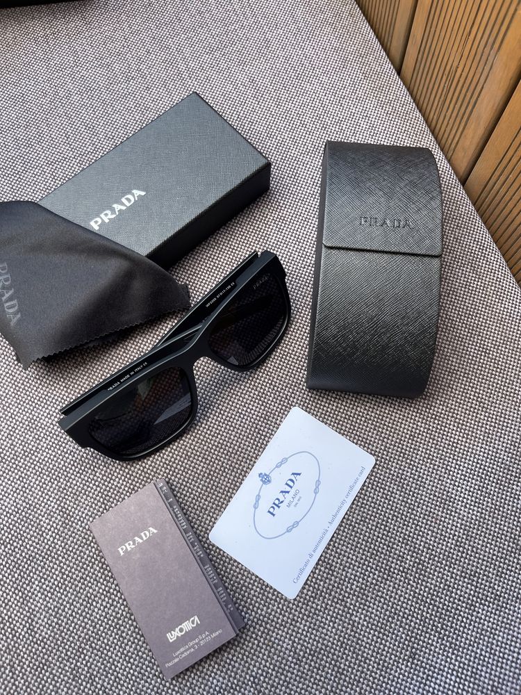 Солнцезащитные очки Prada
