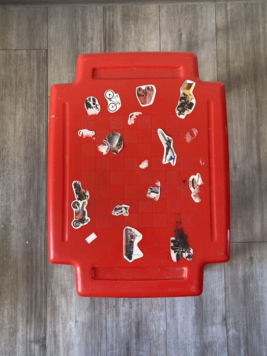 czerwony plastikowy stolik dzieciecy