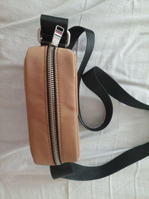 Bolsa Tommy Hilfiger.