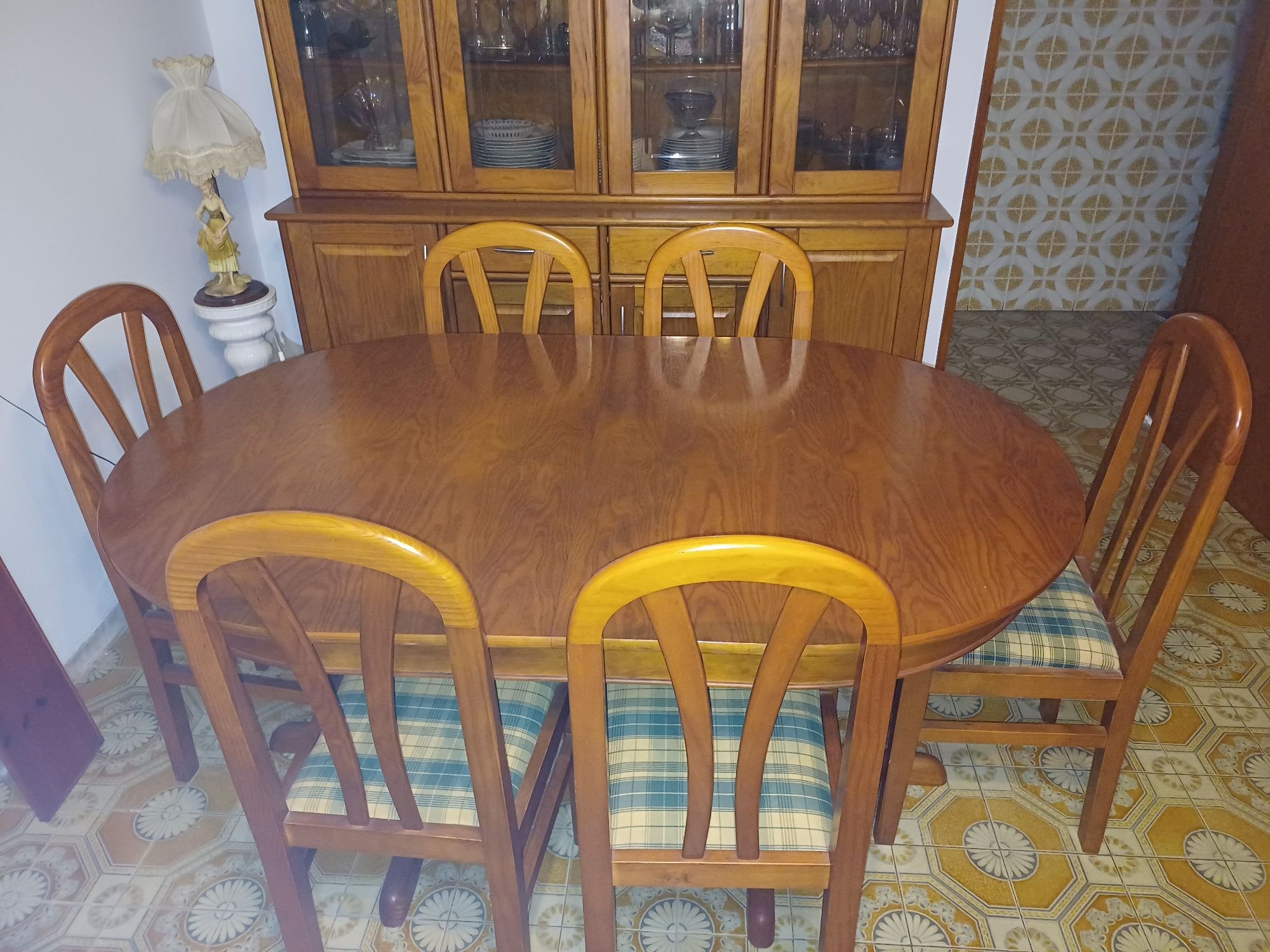 Vende se Mesa de jantar 6 lugares