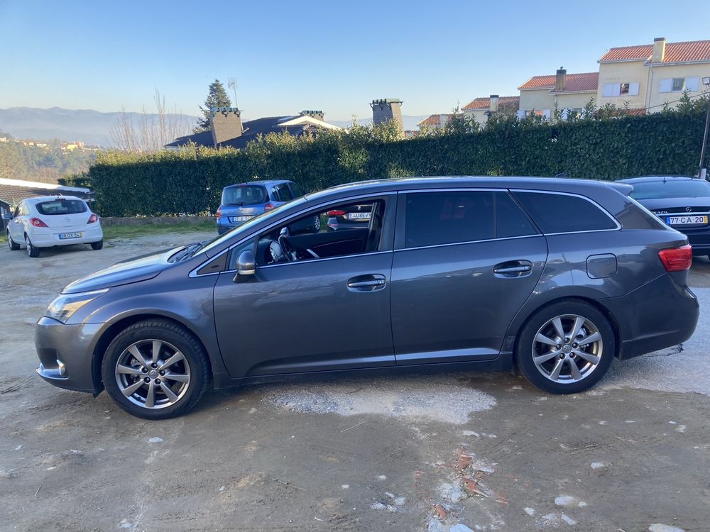 Toyota Avensis 2.0 full-extras ano 2012