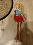Lalka DC Superhero Supergirl Mattel Barbie.
Lalka ma ruchome stawy.
St