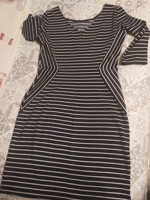 Sukienka paski biało granat do pracy wyszczuplająca Reserved L/M 40