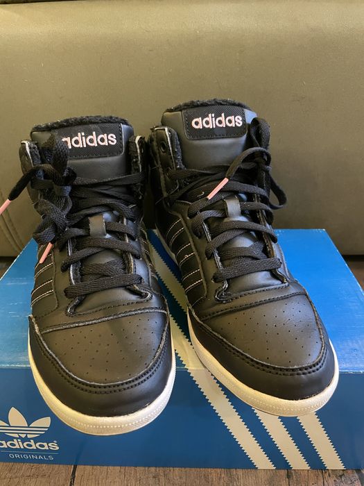 Adidas кросівки жіночі