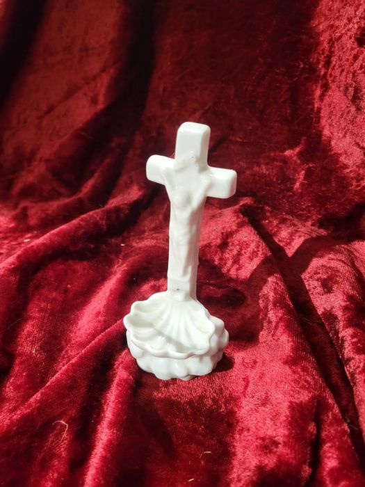 Krzyż porcelanowy stojąca kropielnica porcelanowa
