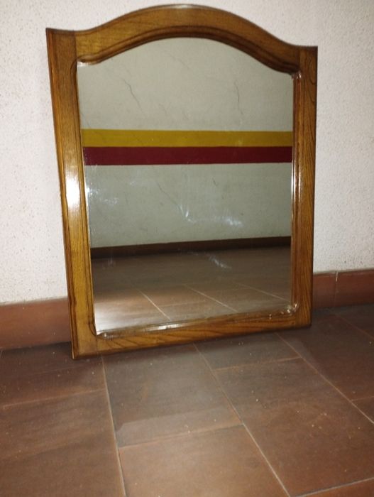 Espelho com moldura em madeira maciça