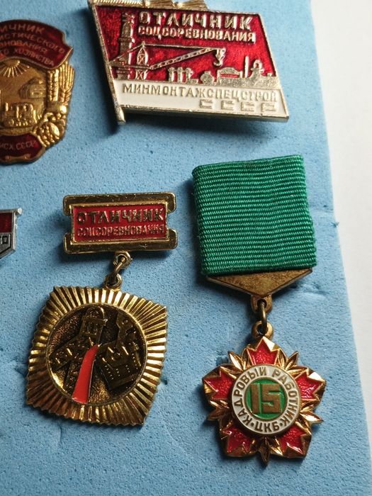 Продам значкі разние.