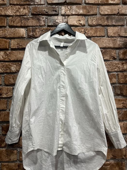 Подовжена біла сорочка в класичному стилі