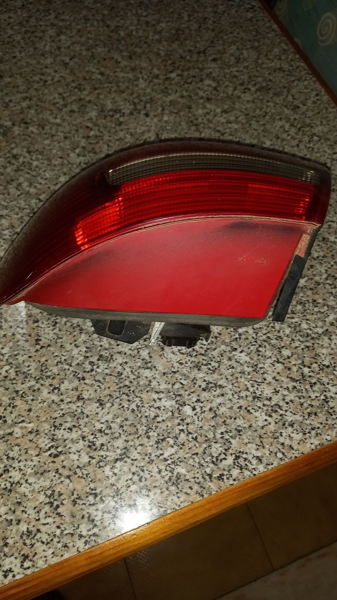 Vendo farol traseiro lado direito Audi A4 1996