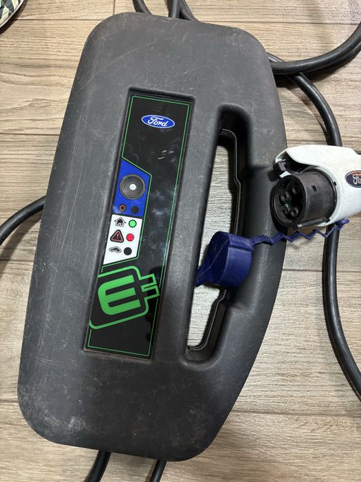 Оригінальна зарядка до авто ford під ремонт