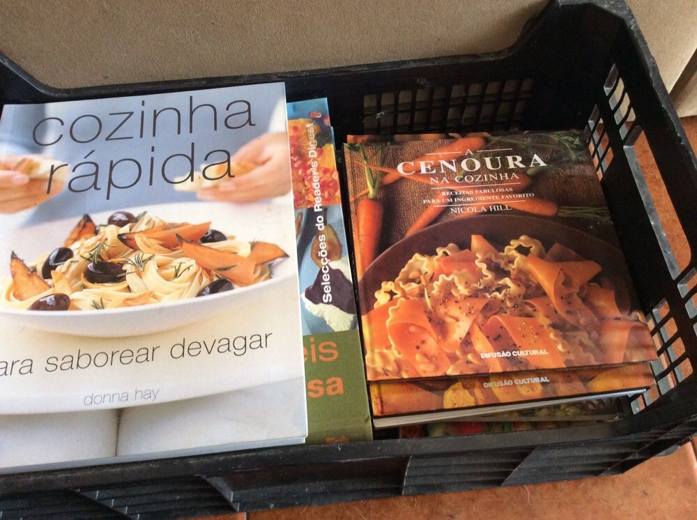 Caixa com vários livros de culinária