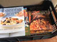 Caixa com vários livros de culinária