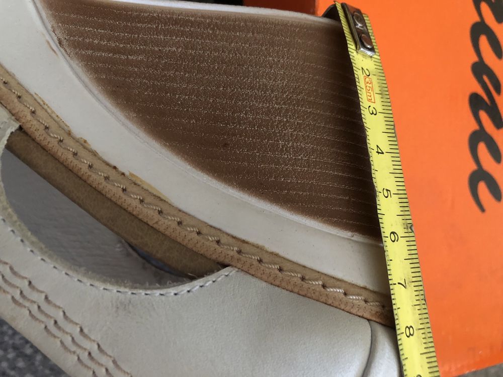 Śliczne buty letnie z naturalnej skory Carinii