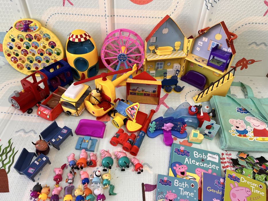 Іграшки і дитячі книжечки Свинка Пеппа