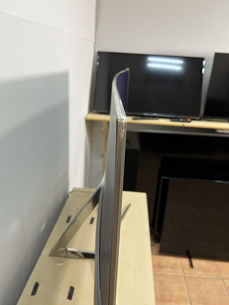 Samsung 55 Преміум 120Hz Квантова матриця вигнутий екран Звук 60Вт