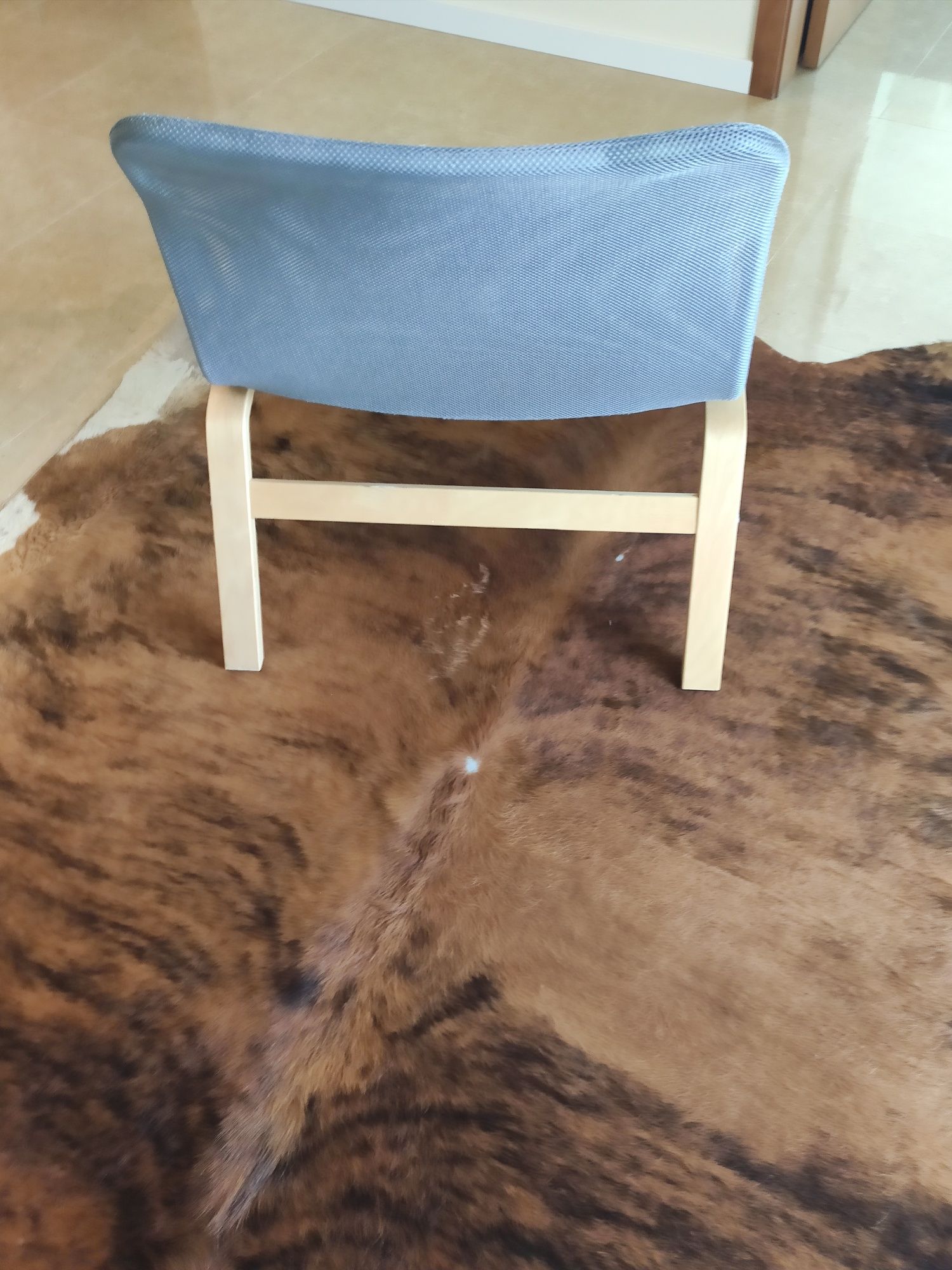 Poltrona baixa modelo IKEA
