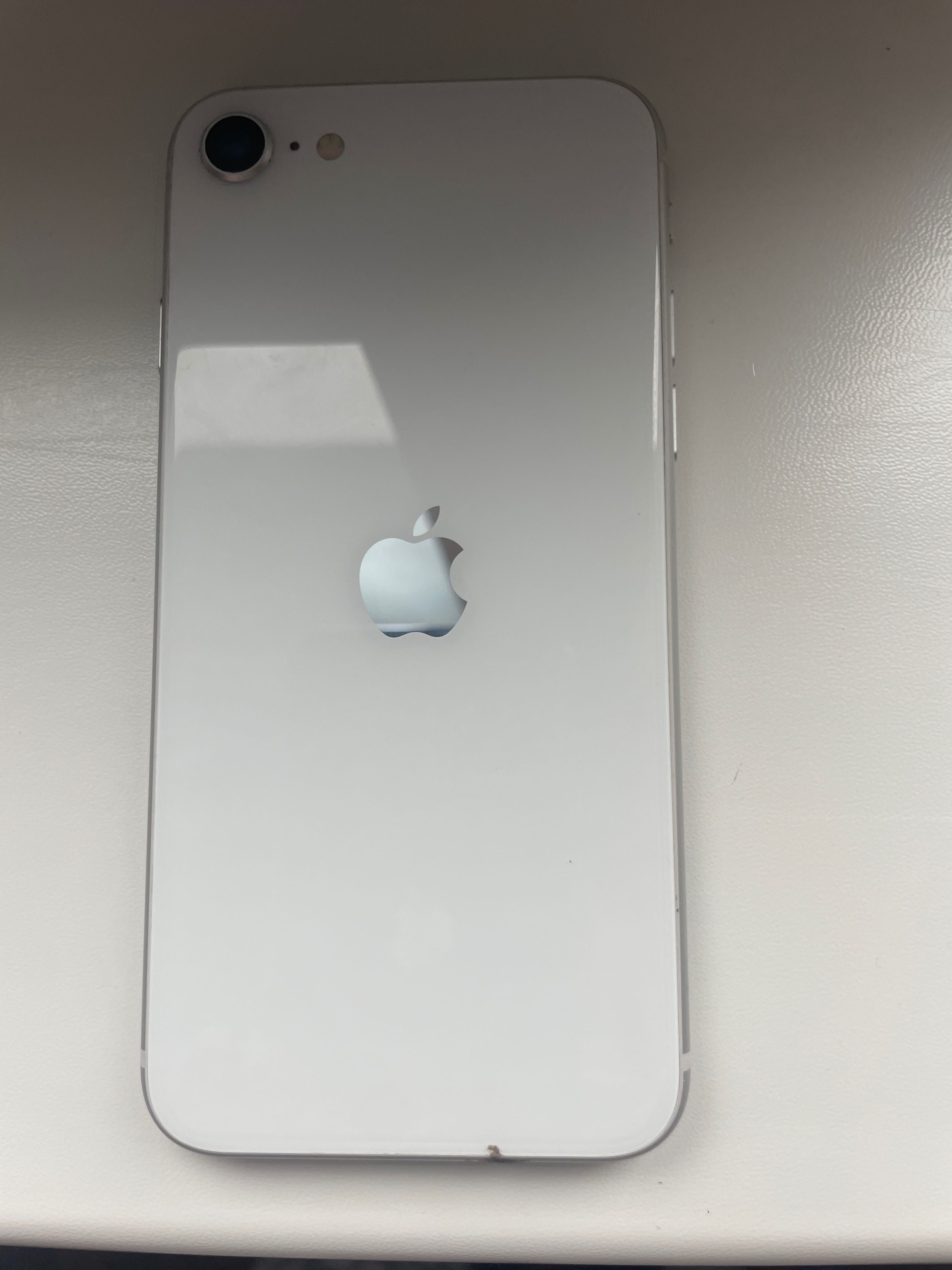 iPhone SE білого кольору Б/у памʼять 64 Гб в гарному стані ціна