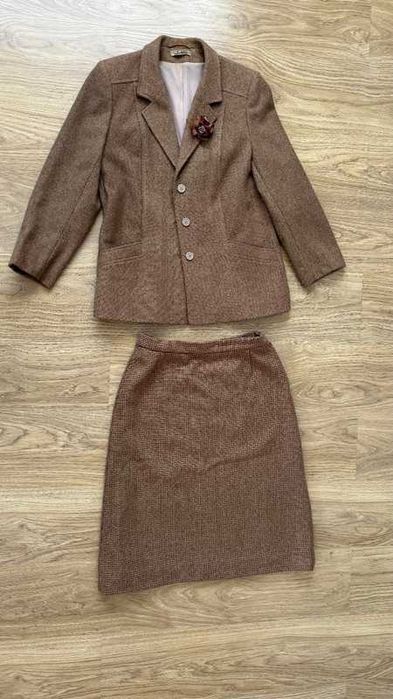 Wełniany komplet marynarka i spódnica
