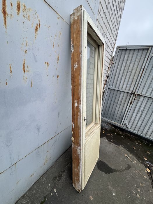 Деревянні вікна двері повійні з рамою.