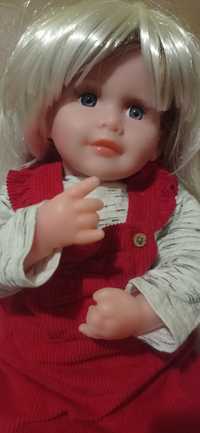Велика красива лялька.