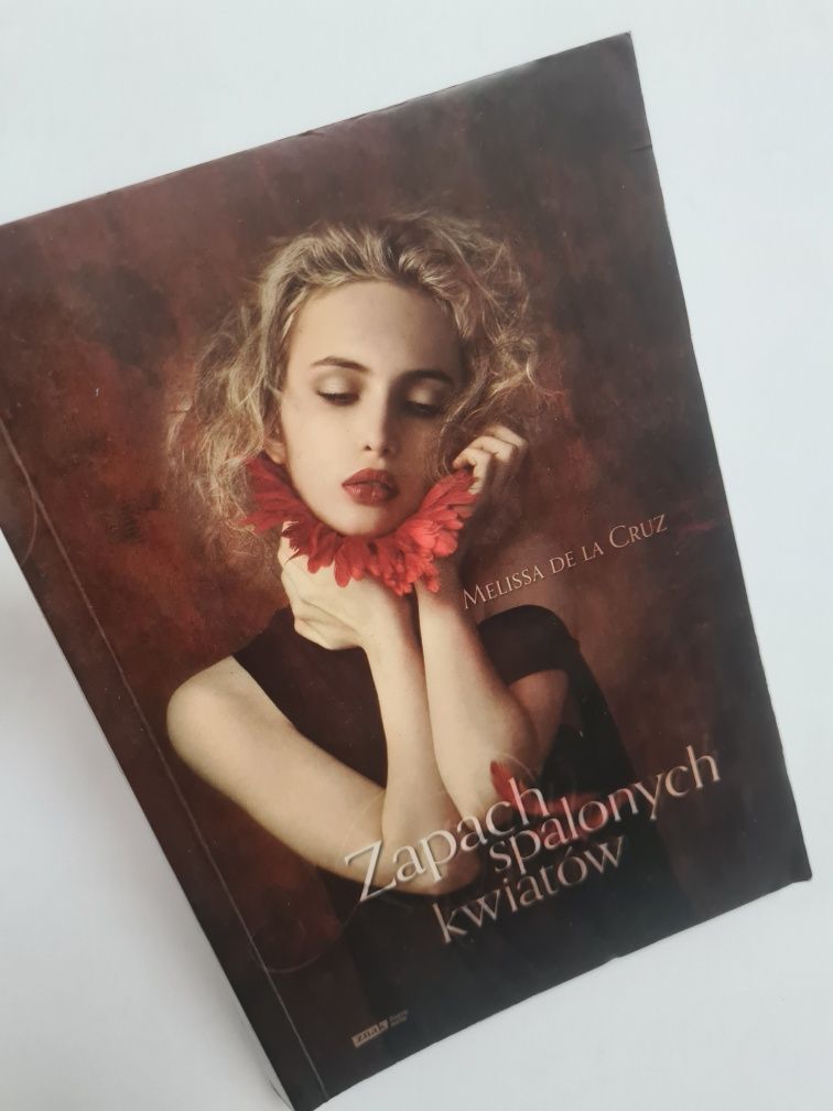 Zapach spalonych kwiatów - Melissa de la Cruz