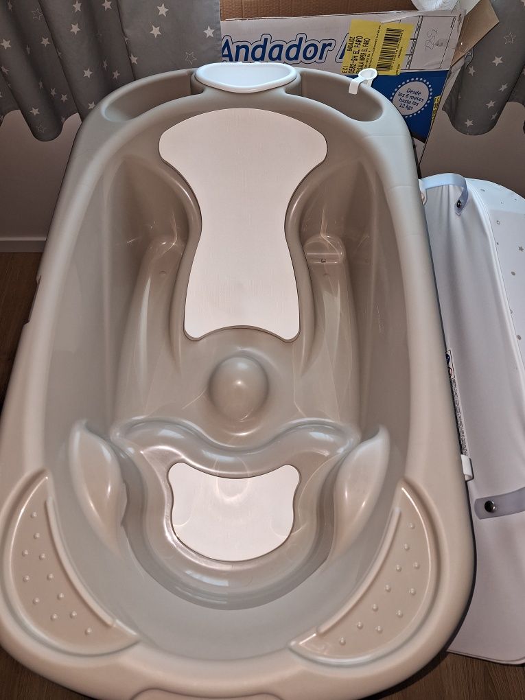 Banheira de bebe com muda fraudas