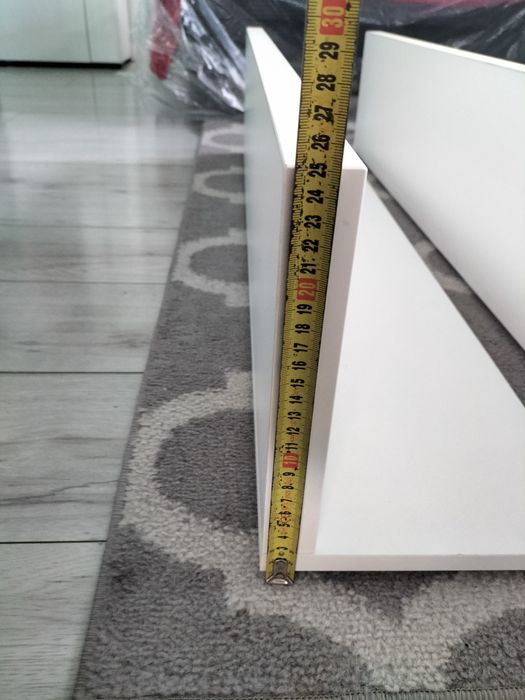 Białe półki ścienne