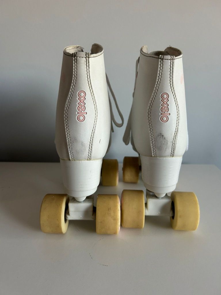 Patins brancos com detalhe rosa