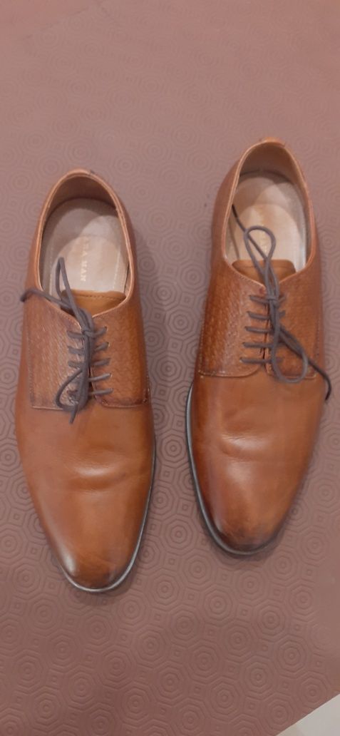 Sapatos castanhos de homem