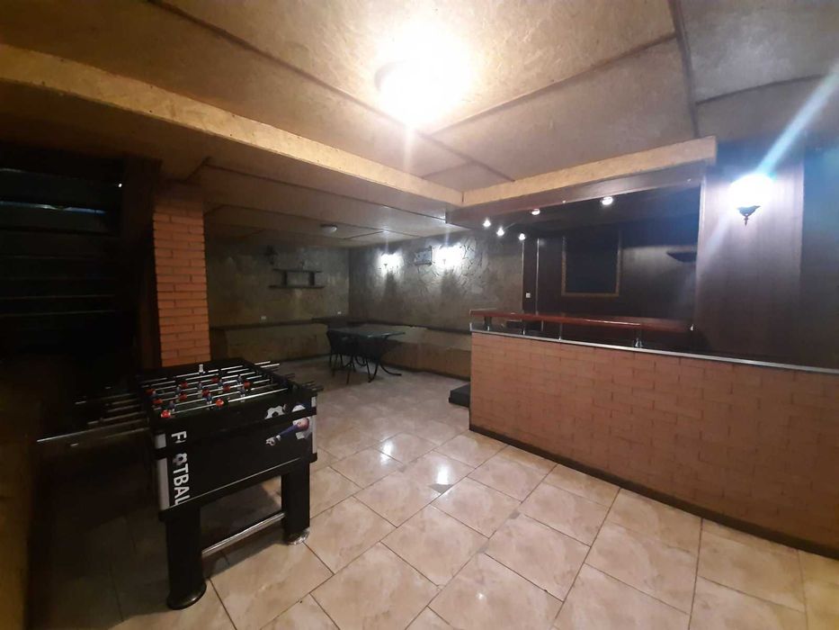 Дом 400 кв., 5  спален, сауна,бассейн,бильярд,генератор.До 30 человек.