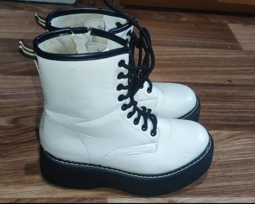 Продаються жіночі ботинки