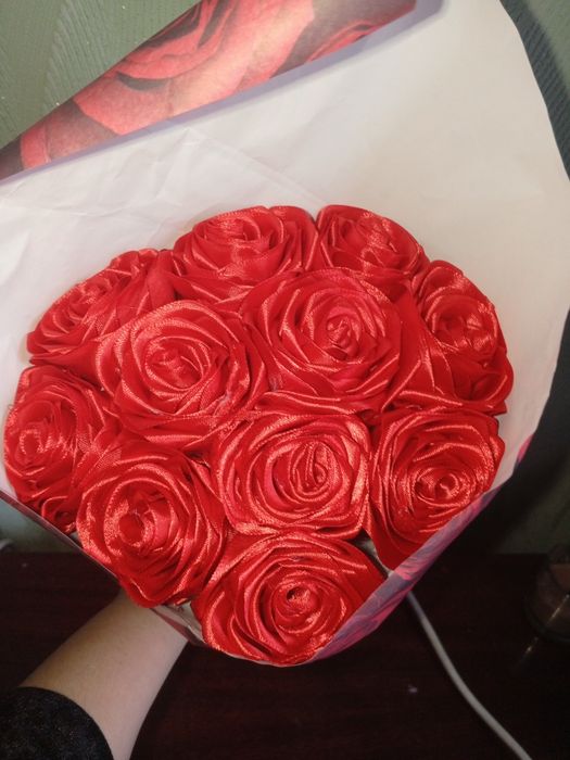 Букеты роз с атласной ленты