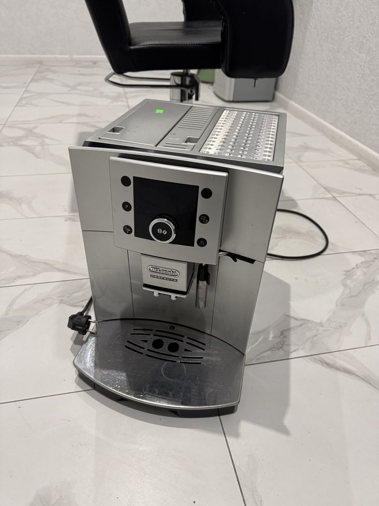 Кавова машинка Кавоварка Delonghi Perfecta