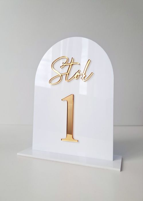 Akrylowe numery stołów rozmieszczenie gości pleksi złoty lustrzany