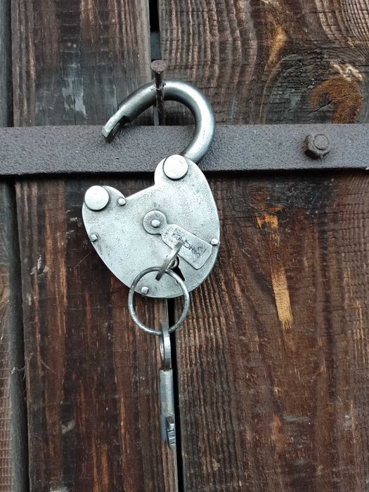 Kłódka Guzikówka przedwojenna, sygnowana, super stan