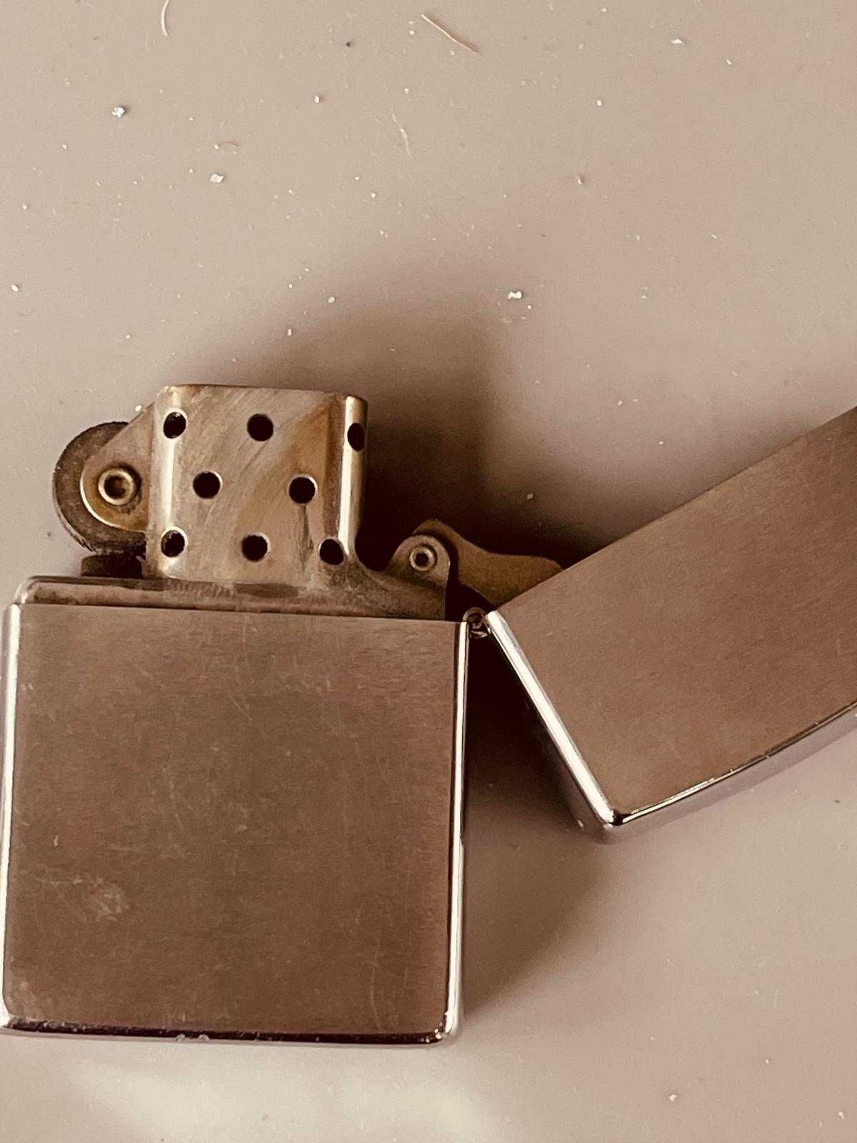 Isqueiro Zippo e um de oferta