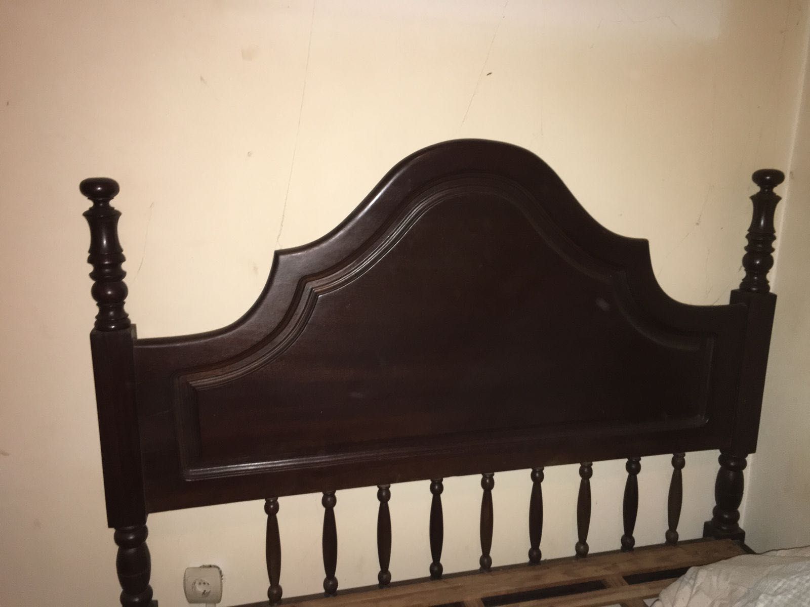 Cama com estrado de madeira