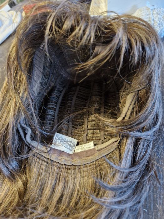 Peruka koloru brązowego