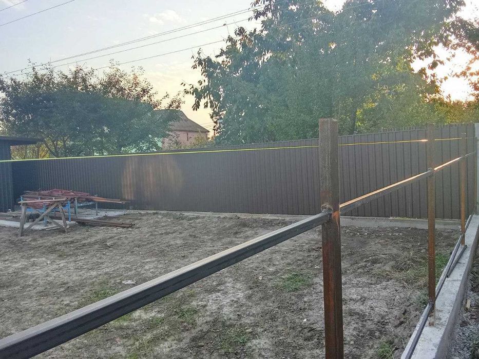 Бригада виконує будівельні, покрівельні роботи