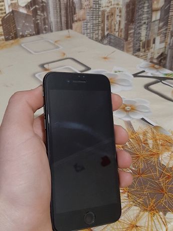 iPhone 7 32gb, наклееяно новое защитное стикло, чехол, зарядное