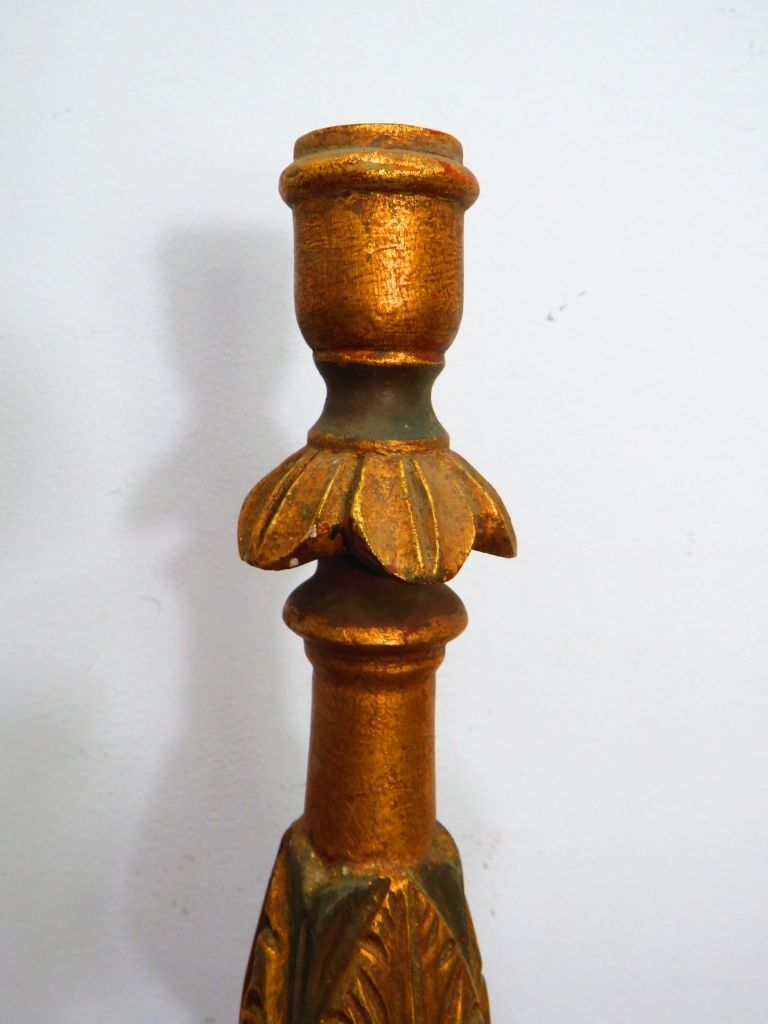 Tocheiro em talha dourada.