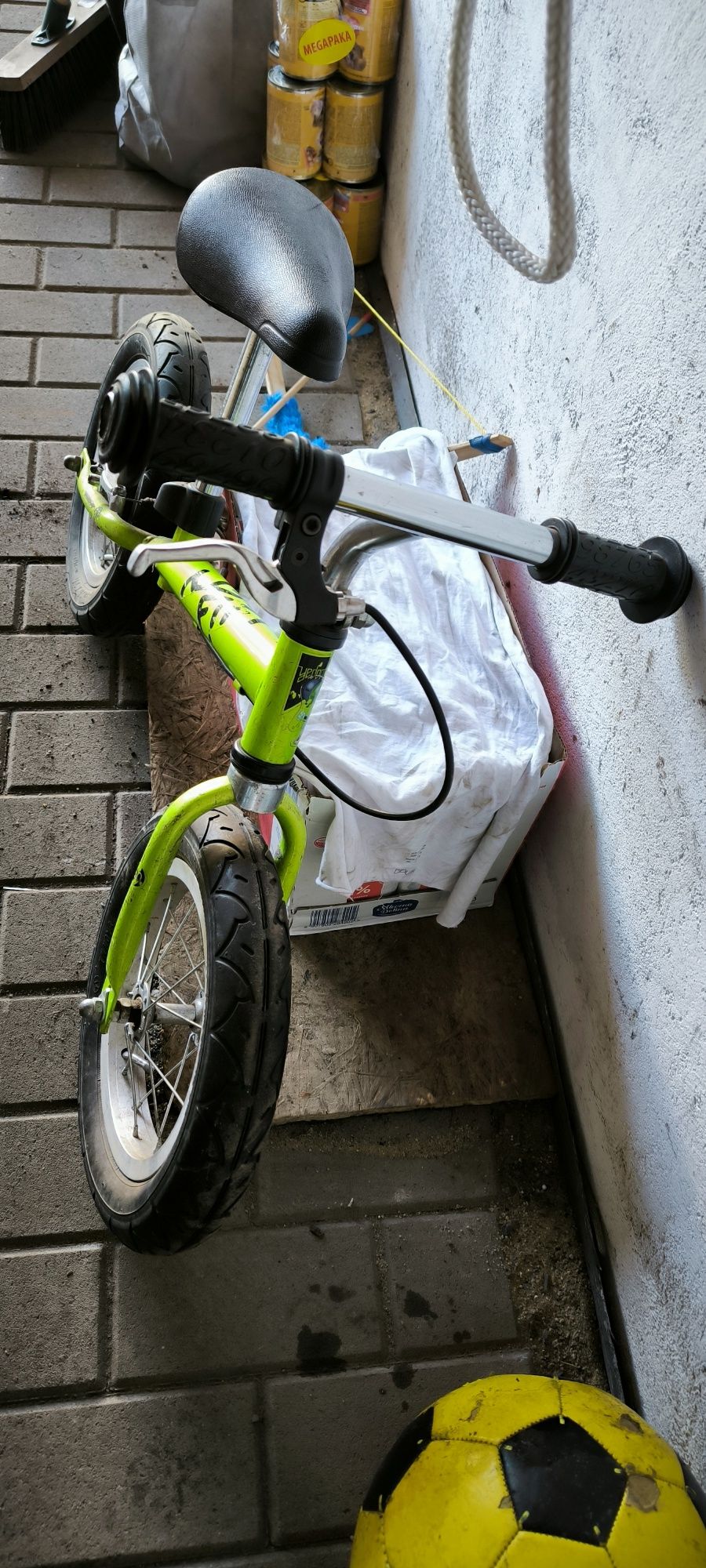 Rowerek biegowy, pompowane koła
