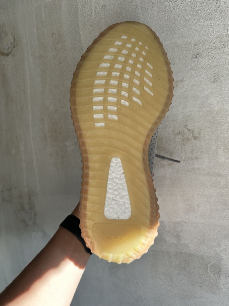 Правий кросівок Adidas Yeezy 350 True Form (43)