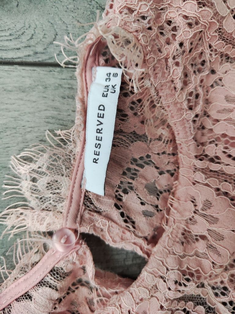 Różowa sukienka koronka krótki rękaw komunia, chrzest Reserved XS
