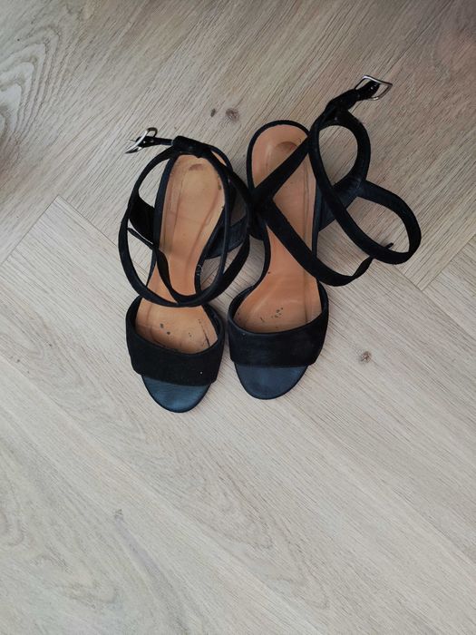 Sprzedam sandały na obcasie 4 sm