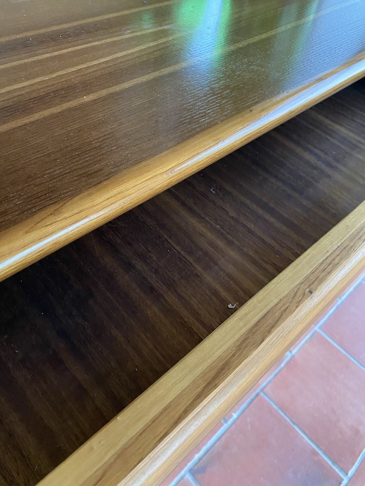 Cómodas e duas mesinhas de cabeceira castanho
