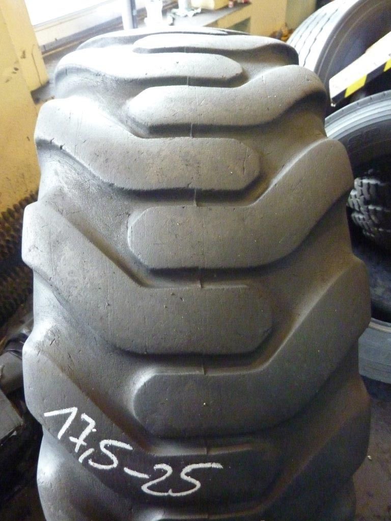 2x Opona używana 17.5-25 17.5R25 GOODYEAR 800zł(szt.) W2932